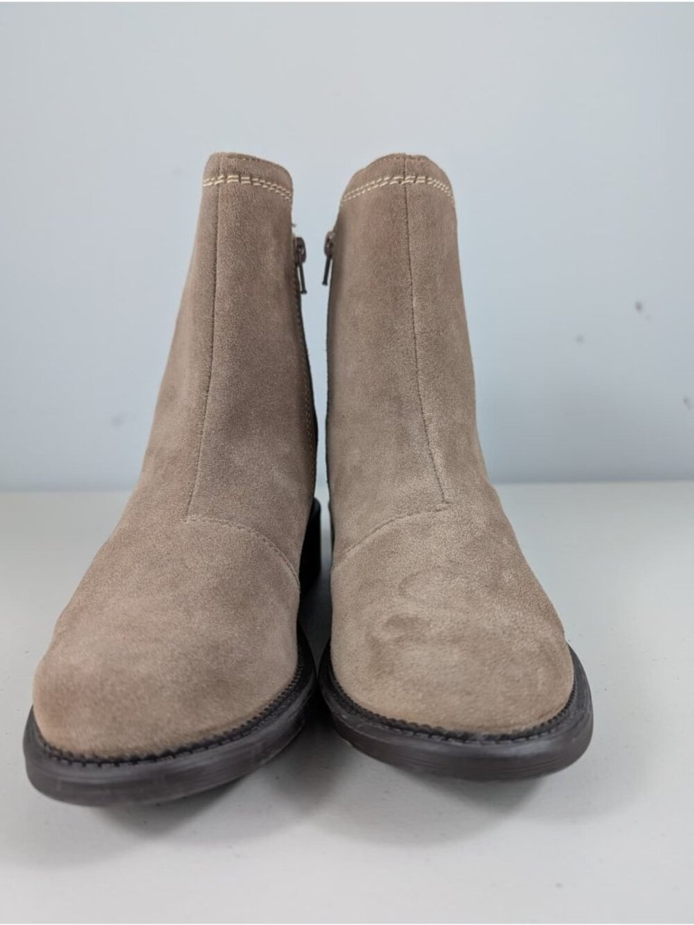Clarks Women's Maye strap boots feature a beige suede size 9M